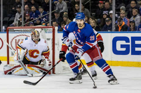 NEW YORK, NY – OCTOBER 21: New York Rangers Left Wing Chris Kreider (20) takes the puck out from behind the net during the third period of a regular season NHL game between the Calgary Flames and the New York Rangers on October 21, 2018, at Madison Square Garden in New York, NY. (Photo by David Hahn/Icon Sportswire via Getty Images)