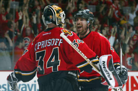 CALGARY, ALBERTA – MAY 19: Miikka Kiprusoff #34 and Rhett Warrener #44 of the Calgary Flames. (Photo by Dave Sandford/Getty Images)