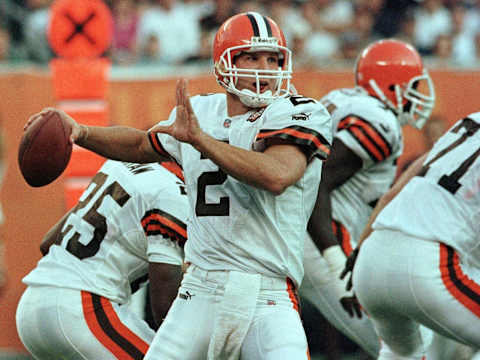 Cleveland Browns quarterback Tim Couch looks downfield for an open receiver during the first quarter of the Browns game with the Minnesota Vikings on 21 August, 1999, at the Cleveland Browns Stadium in Cleveland, Ohio. AFP PHOTO David MAXWELL (Photo by DAVID MAXWELL / AFP) (Photo credit should read DAVID MAXWELL/AFP via Getty Images)