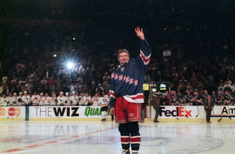 The crowd of spectators, players and team mates applaud as Wayne Gretzky of the New York Rangers waves in salute on his retirement after the National Hockey League (NHL) game against the Pittsburgh Penguins on 18 April 1999 at Madison Square Garden in New York City, New York, United States. (Photo by Ezra Shaw/Getty Images)