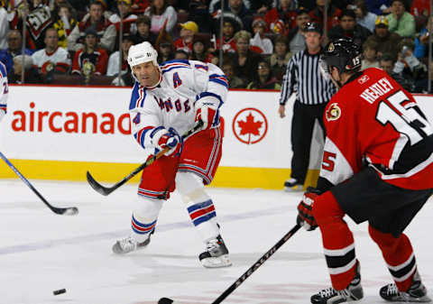 OTTAWA, CANADA – DECEMBER 29: Brendan Shanahan #14 of the New York Rangers makes a pass through centre ice in front of the forecking of Dany Heatley #15 of the Ottawa Senators during a game on December 29, 2006 at the Scotiabank Place in Ottawa, Canada. The Senators won 1-0. (Photo by Phillip MacCallum/Getty Images)