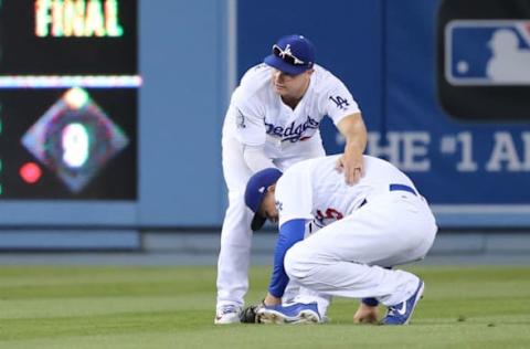 LOS ANGELES, CA – APRIL 25: Los Angeles Dodgers left fielder Joc Pederson (31) helps us Los Angeles Dodgers shortstop Corey Seager (5) after Seager appears to him himself following an awkward fall while trying to catch a shallow bloop single in the game between the Miami Marlins and Los Angeles Dodgers on April 25, 2018, at Dodger Stadium in Los Angeles, CA. (Photo by Peter Joneleit/Icon Sportswire via Getty Images)