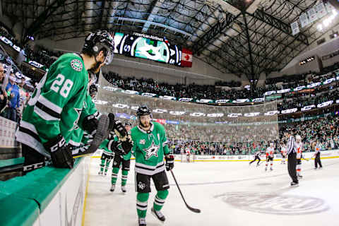 DALLAS, TX – FEBRUARY 27: Dallas Stars center Tyler Seguin (91) celebrates scoring a goal with his teammates during the game between the Dallas Stars and the Calgary Flames on February 27, 2018 at the American Airlines Center in Dallas, TX. Dallas defeats Calgary 2-0. (Photo by Matthew Pearce/Icon Sportswire via Getty Images)