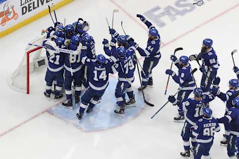 The Tampa Bay Lightning celebrate. (Photo by Mike Carlson/Getty Images)