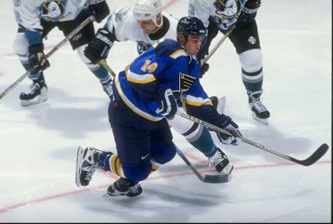 4 Nov 1998: Leftwinger Geoff Courtnall #14 of the St. Louis Blues in action against leftwinger Stu Grimson #32 of the Anaheim Might Ducks during the game at the Arrowhead Pond in Anaheim, California. The Blues defeated the Mighty Ducks 3-1. Mandatory Credit: Elsa Hasch /Allsport