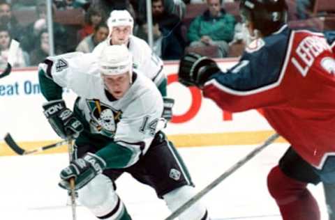 Ducks’ Joe Sacco, left, makes a drive down the ice against Colorado Avalanche defenseman Curtis Leschyshyn at the Pond of Anaheim. (Photo by Al Schaben/Los Angeles Times via Getty Images)