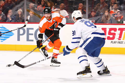 PHILADELPHIA, PA – DECEMBER 03: Claude Giroux #28 of the Philadelphia Flyers  . (Photo by Mitchell Leff/Getty Images)