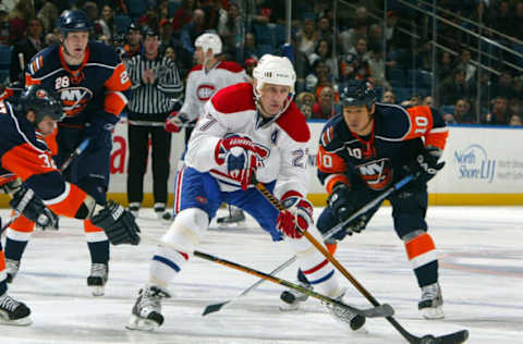 UNIONDALE, NY – NOVEMBER 21: Alexei Kovalev #27 of the Montreal Canadiens plays the puck against Richard Park #10 of the New York Islanders during their game on November 21, 2007 at Nassau Coliseum in Uniondale, New York. (Photo by Jim McIsaac/Getty Images)