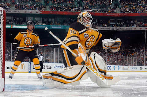 BOSTON, MA – JANUARY 01: Tim Thomas #30 of the Boston Bruins defends his net against the Philadelphia Flyers during the 2010 Bridgestone Winter Classic at Fenway Park on January 1, 2010 in Boston, Massachusetts. (Photo by Jim McIsaac/Getty Images)