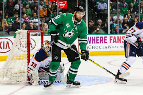 DALLAS, TX – NOVEMBER 18: Dallas Stars center Martin Hanzal (10) sets up in front of Edmonton Oilers goalie Cam Talbot (33) during the game between the Dallas Stars and the Edmonton Oilers on November 18, 2017 at the American Airlines Center in Dallas, Texas. Dallas defeats Edmonton 6-3.(Photo by Matthew Pearce/Icon Sportswire via Getty Images)