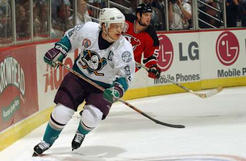 ANAHEIM, CA – JUNE 2: Paul Kariya #9 of the Mighty Ducks of Anaheim (Photo by Dave Sandford/Getty Images/NHLI)