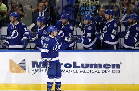 NHL Power Rankings: Tampa Bay Lightning center Brayden Point (21) is congratulated by the bench after he scored a goal against the Detroit Red Wings during the second period at Amalie Arena. Mandatory Credit: Kim Klement-USA TODAY Sports