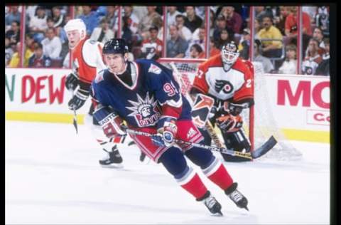 Wayne Gretzky in the Rangers’ original navy Lady Liberty jersey. Mandatory Credit: Robert Laberge /Allsport