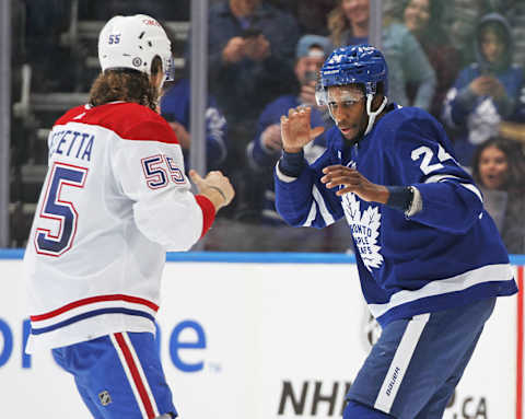 Longtime Flyers winger Wayne Simmonds (R) fights Michael Pezzetta. (Photo by Claus Andersen/Getty Images)