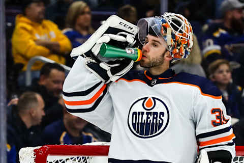 ST. LOUIS, MO – DECEMBER 05: Edmonton Oilers goaltender Cam Talbot (33) takes a drink at a stoppage in play during the third period of an NHL hockey game between the Edmonton Oilers and the St. Louis Blues on December 5, 2018, at the Enterprise Center in St. Louis, MO. (Photo by Tim Spyers/Icon Sportswire via Getty Images)