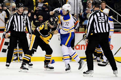 PITTSBURGH, PENNSYLVANIA – DECEMBER 17: Tage Thompson #72 of the Buffalo Sabres punches Zach Aston-Reese #12 of the Pittsburgh Penguins during the first period of a game at PPG PAINTS Arena on December 17, 2021 in Pittsburgh, Pennsylvania. (Photo by Emilee Chinn/Getty Images)