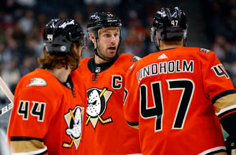 ANAHEIM, CALIFORNIA – DECEMBER 17: Ryan Getzlaf #15 talks to Hampus Lindholm #47 and Max Comtois #44 of the Anaheim Ducks during the third period of a game against the Arizona Coyotes at Honda Center on December 17, 2021 in Anaheim, California. (Photo by Sean M. Haffey/Getty Images)