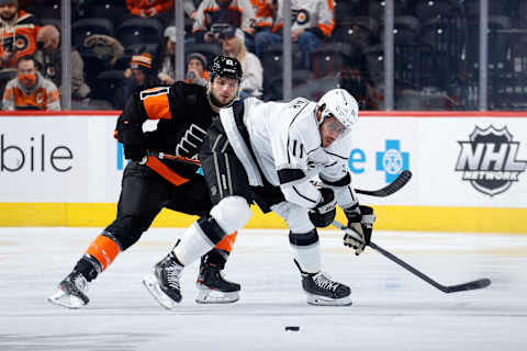 Anze Kopitar jostles with Scott Laughton for a loose puck in a game against the Flyers. (Photo by Tim Nwachukwu/Getty Images)