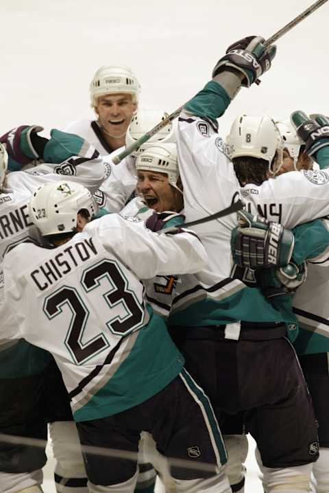 ANAHEIM, CA – JUNE 2: Steve Thomas #32 of the Mighty Ducks of Anaheim (Photo by Brian Bahr/Getty Images/NHLI)