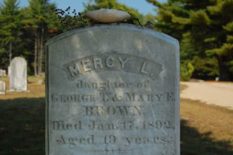 A photo of Mercy Lena Brown's grave in Rhode Island.