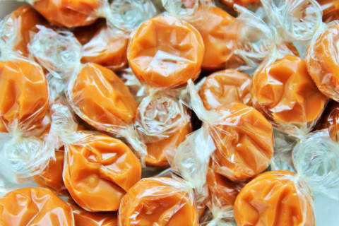 Caramel hard candies