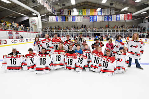 MARQUETTE, MI – OCTOBER 4 : Fans pose on the ice with there team signed Carolina Hurricanes Kraft Hockeyville jerseys after the NHL pre-season game at Lakeview Arena on October 4, 2016 in Marquette, Michigan. (Photo by Brian Babineau/NHLI via Getty Images)