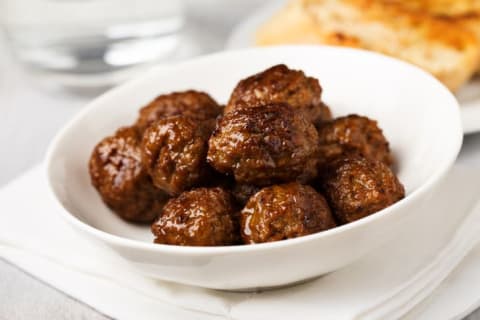 A bowl of meatballs