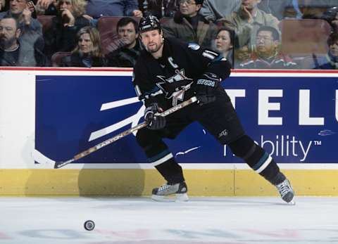 San Jose Sharks, Owen Nolan (Mandatory Copyright Notice: 2001 NHLI\ Mandatory Credit: Jeff Vinnick/Getty Images/NHLI)