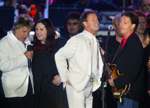 Rod Stewart (L) Ozzy Osbourne (2nd L) sing with Cliff Richard (2nd R) and Paul McCartney (R) sing together during 'Party at the Palace' in London 03 June 2002