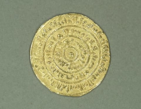 Gold coin of al-Mustans ̇ir Billaˉh (1036–1094 CE), struck in Cairo.