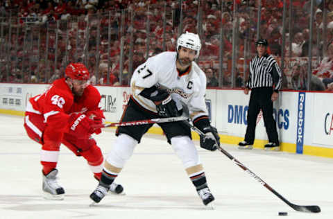 DETROIT – MAY 03: Scott Niedermayer #27 of the Anaheim Ducks. (Photo by Tom Turrill/NHLI via Getty Images)