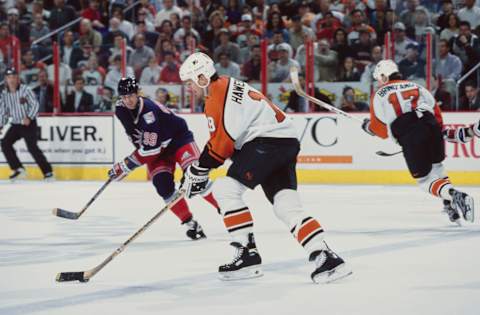 Philadelphia Flyers, Dale Hawerchuk #18 (Photo by Robert Laberge/Allsport/Getty Images)