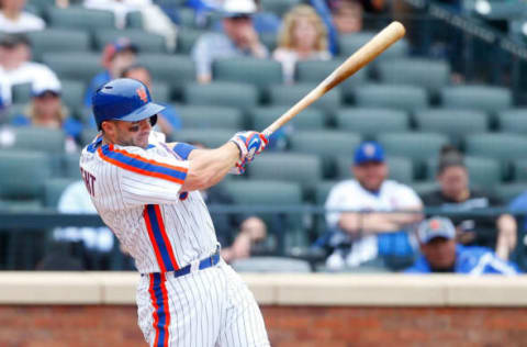 NEW YORK, NY – MAY 22: (NEW YORK DAILIES OUT) David Wright #5 of the New York Mets eighth inning base hit against the Milwaukee Brewers at Citi Field on May 22, 2016 in the Flushing neighborhood of the Queens borough of New York City. The Mets defeated the Brewers 3-1. (Photo by Jim McIsaac/Getty Images)