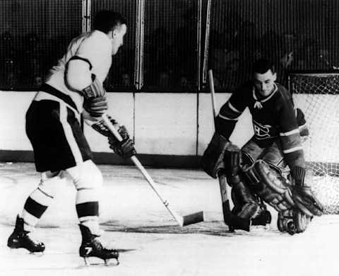 CHICAGO – 1952: Sid Abel of the Chicago Black Hawks takes a shot on goalie Jacques Plante of the Montreal Canadiens during an NHL game circa 1952 at Chicago Stadium in Chicago, Illinois. (Photo by Bruce Bennett Studios via Getty Images Studios/Getty Images)