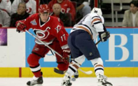 RALEIGH, NC – JUNE 05: Rod Brind’Amour #17 of the Carolina Hurricanes controls the puck against the defense of Ryan Smyth #94 of the Edmonton Oilers during game one of the 2006 NHL Stanley Cup Finals on June 5, 2006 at the RBC Center in Raleigh, North Carolina. (Photo by Bruce Bennett/Getty Images)