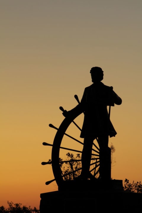 A statue of Mark Twain in Hannibal, Missouri, depicting his early career as a steamboat captain.