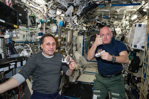 Scott Kelly (right) and Russian cosmonaut Mikhail Kornienko aboard the ISS in 2015.