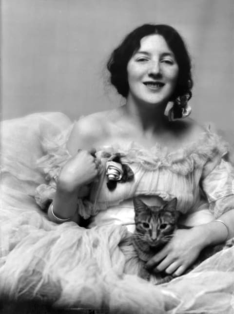 Audrey Munson with Arnold Genthe's cat, Buzzer.