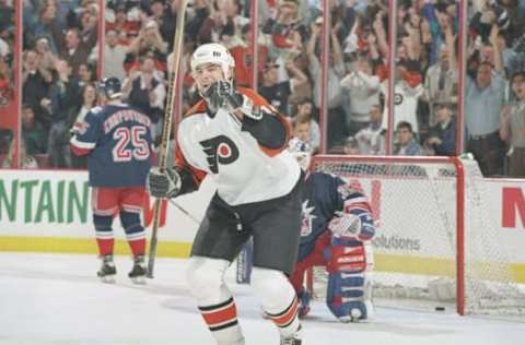 John LeClair, Philadelphia Flyers (Mandatory Credit: Robert Laberge /Allsport)