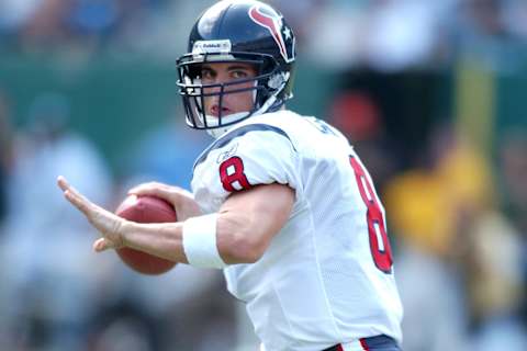 PHILADELPHIA, PA – SEPTEMBER 29: David Carr #8 of the Houston Texans looks to throw a pass during a NFL football game against the Philadelphia Eagles on September 29, 2002 at Veterans Stadium in Philadelphia, Pennsylvania. (Photo by Mitchell Layton/Getty Images)