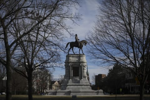 Robert E. Lee dwarfs the surrounding buildings on Richmond's Monument Avenue.