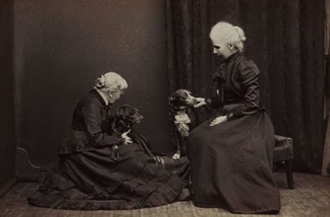 An elderly Elizabeth Blackwell with her adopted daughter, Kitty.