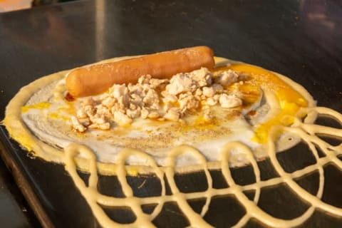 A Khanom Tokyo hot dog.