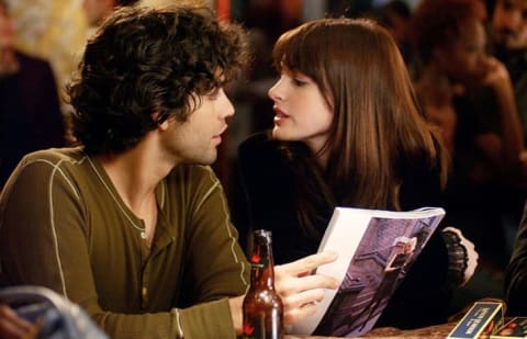 Adrian Grenier and Anne Hathaway in The Devil Wears Prada (2006).