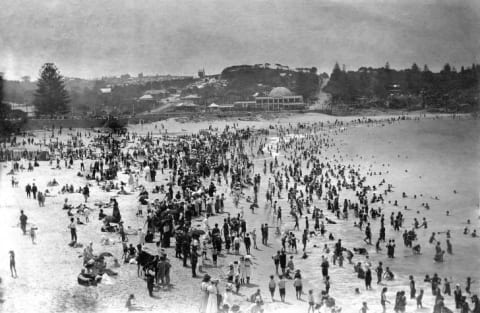 Coogee Beach circa 1905. The Coogee Aquarium is visible in the background.