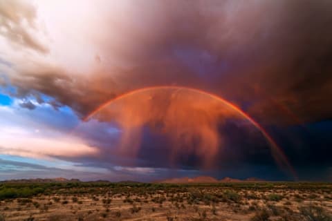 A rainbow above virga.