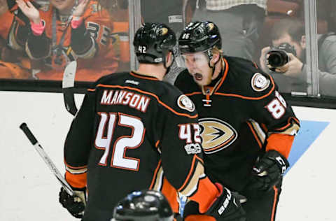 Anaheim Ducks right wing Ondrej Kase (86) celebrates with defenseman Josh Manson (42) after scoring a goal (Kelvin Kuo-USA TODAY Sports)