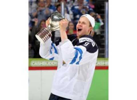 HELSINKI, FINLAND – JANUARY 5: Finland’s Jesse Puljujarvi #9 celebrates with the championship trophy after a 4-3 overtime gold medal game win against Russiaat the 2016 IIHF World Junior Championship. Photo by Andre Ringuette/HHOF-IIHF Images http://www.worldjunior2016.com/en/media/#19097