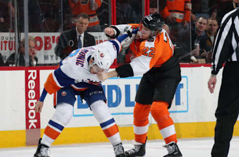 PHILADELPHIA, PA – MARCH 30: Dale Weise #22 of the Philadelphia Flyers fights Travis Hamonic #3 of the New York Islanders. (Photo by Len Redkoles/NHLI via Getty Images)