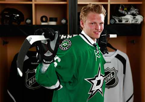 BUFFALO, NY – JUNE 24: Riley Tufte, selected 25th overall by the Dallas Stars, poses for a portrait during round one of the 2016 NHL Draft at First Niagara Center on June 24, 2016 in Buffalo, New York. (Photo by Jeff Vinnick/NHLI via Getty Images)